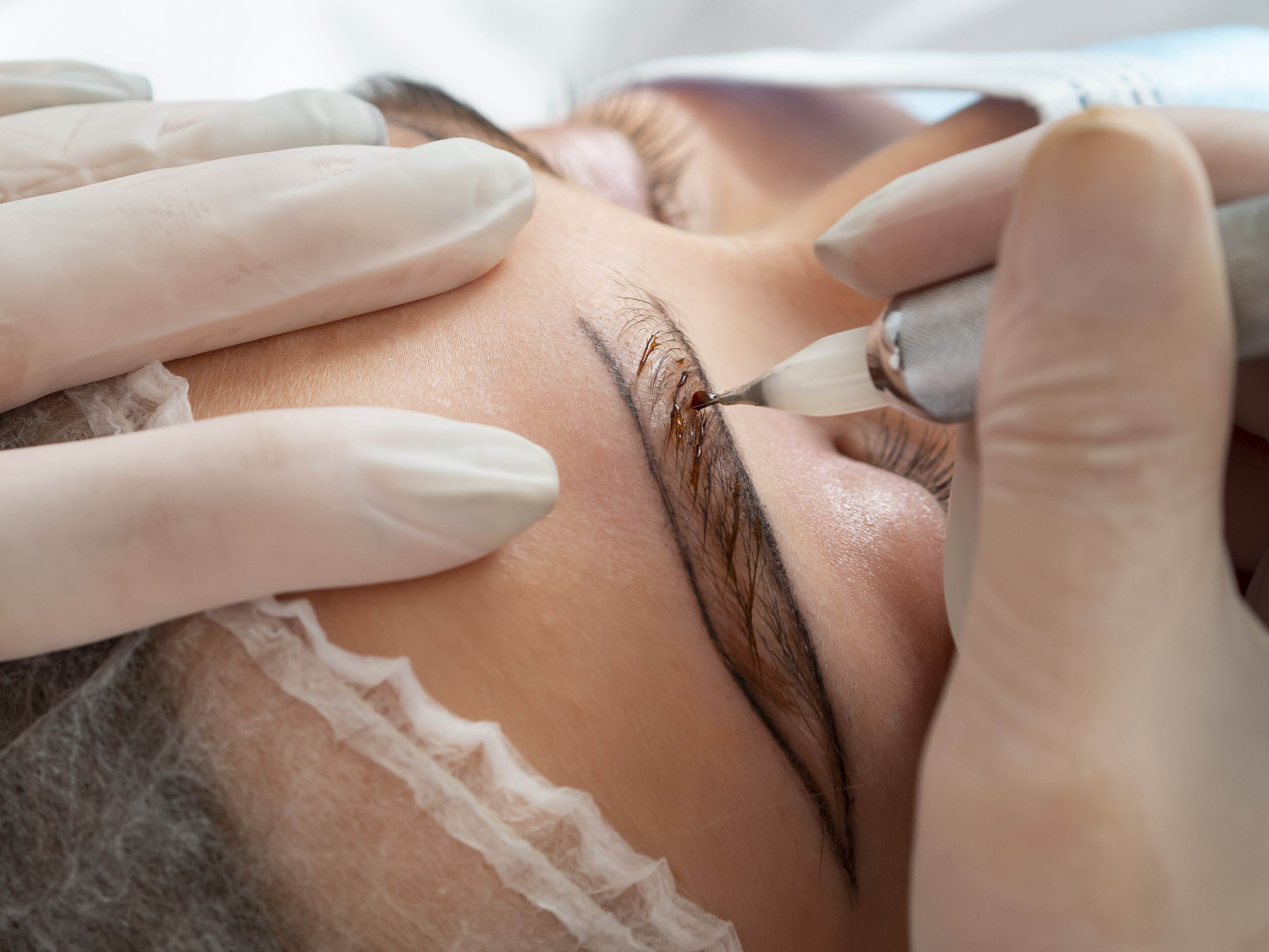 Profesionalni makeup artist creating eyebrow powder with a tool